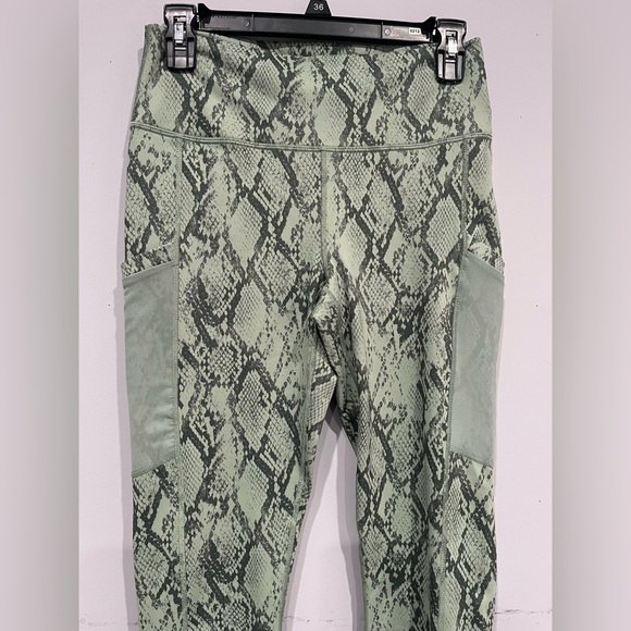 Fabletics On-The-Go PowerHold® High-Waisted Legging - Picture 6 of 9